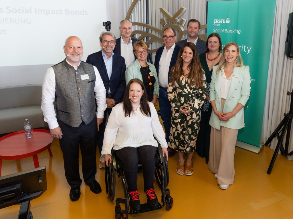 Ein Gruppenfoto vom ava Team sowie dem Team der Erste Bank und Sozialminister Johannes Rauch.